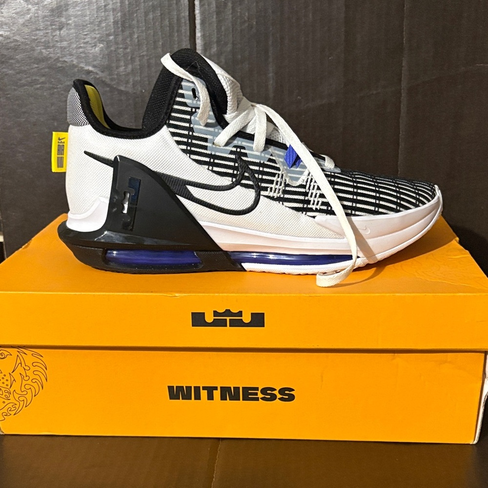 Nike LeBron Witness 7
White Black Metallic Silve